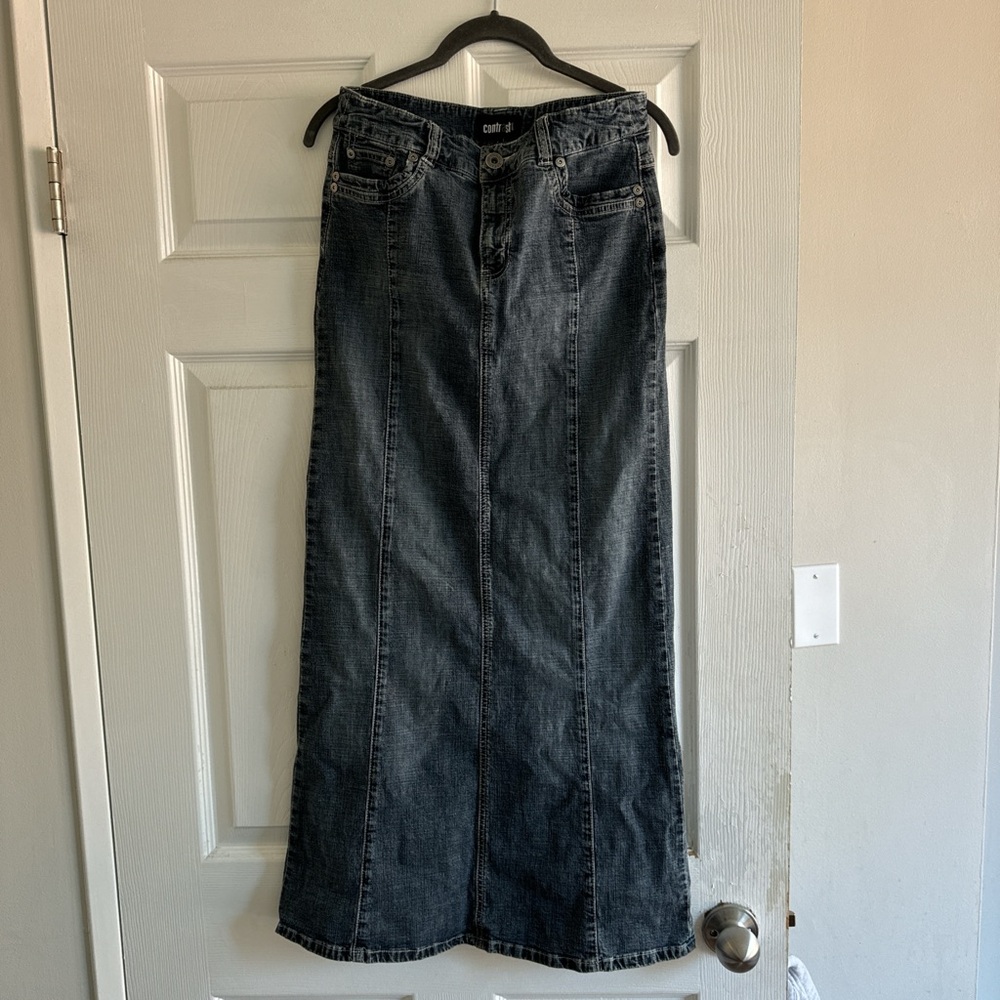 CONTRAST denim maxi skirt size 2-6 (25-26”). Thrifted from a vintage consignment